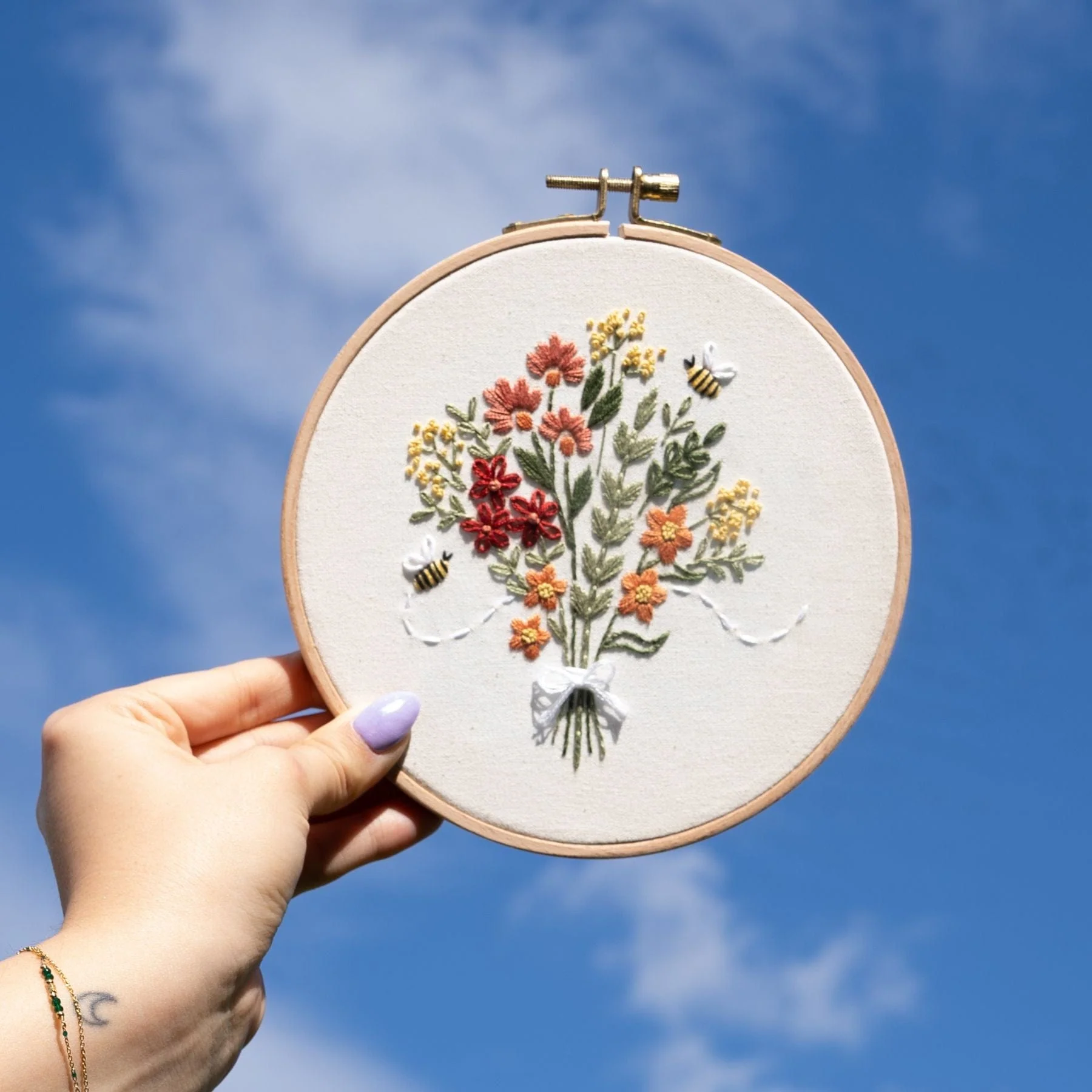 BUZZING BOUQUET - Embroidery Kit - Image 3
