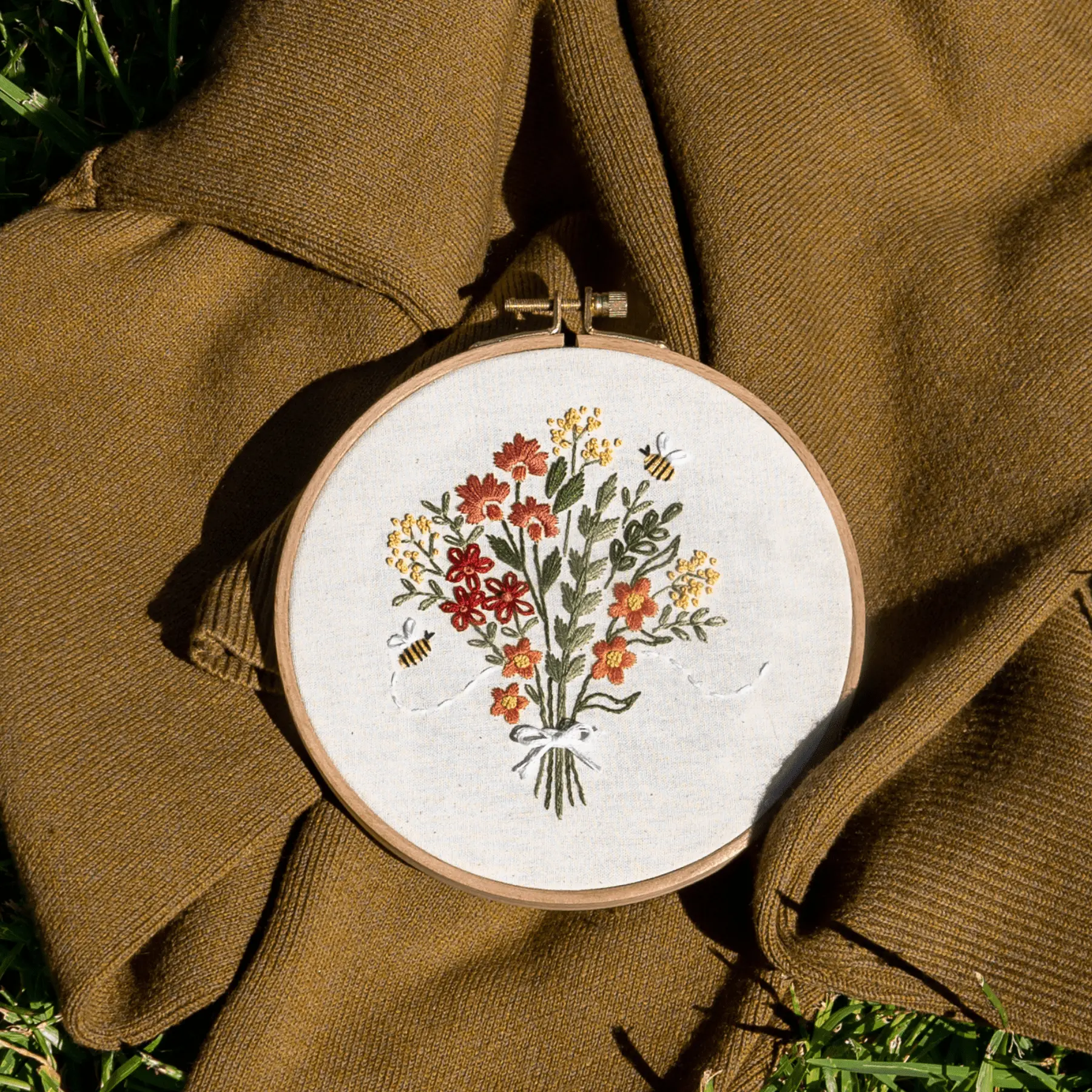 BUZZING BOUQUET - Embroidery Kit - Image 6