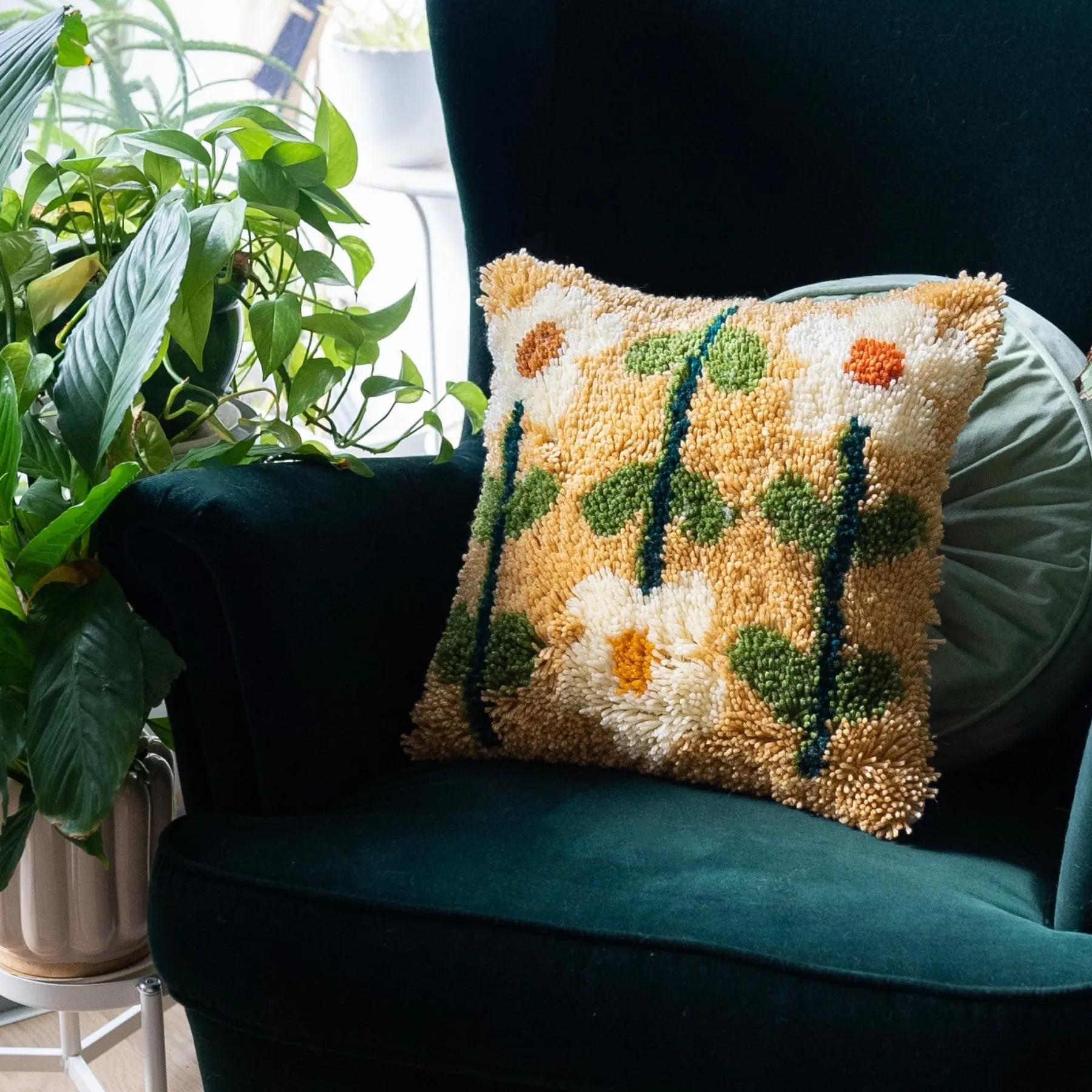 EARTHY PICK OF THE BUNCH - Latch Hook Cushion Kit - Image 13
