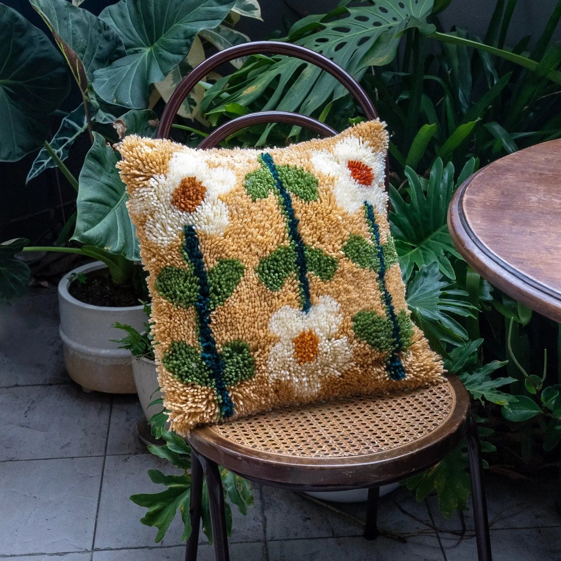 EARTHY PICK OF THE BUNCH - Latch Hook Cushion Kit - Image 8