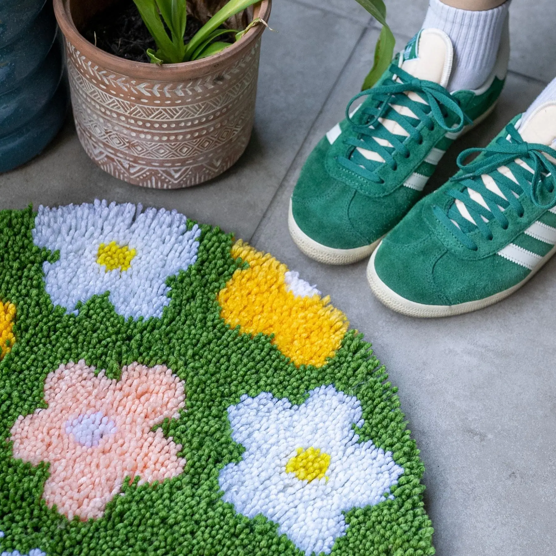 FLOWER BOMB GREEN - Rug Making Kit - Image 4