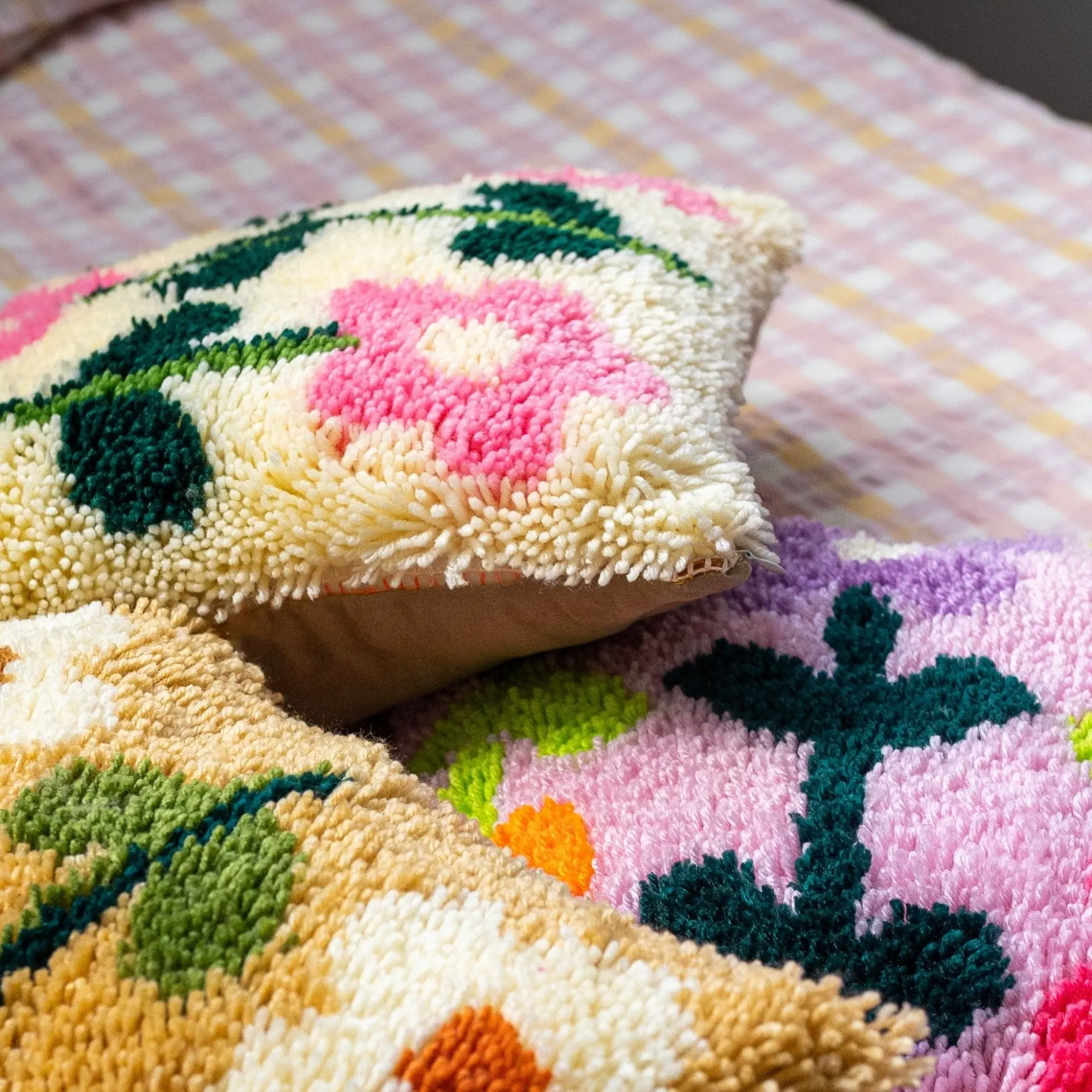 EARTHY PICK OF THE BUNCH - Latch Hook Cushion Kit - Image 11