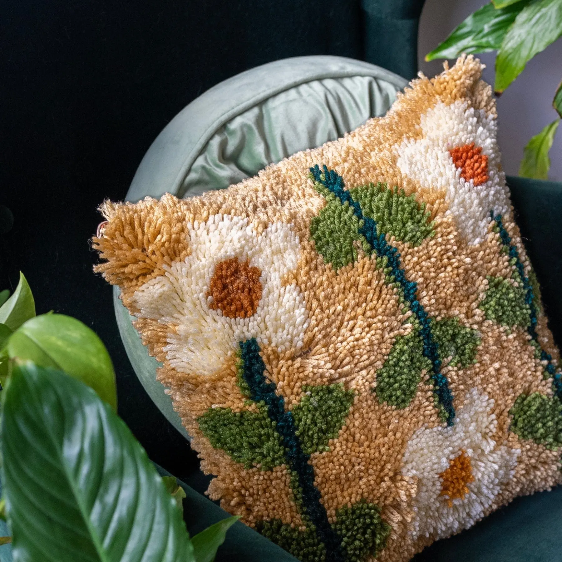 EARTHY PICK OF THE BUNCH - Latch Hook Cushion Kit - Image 12