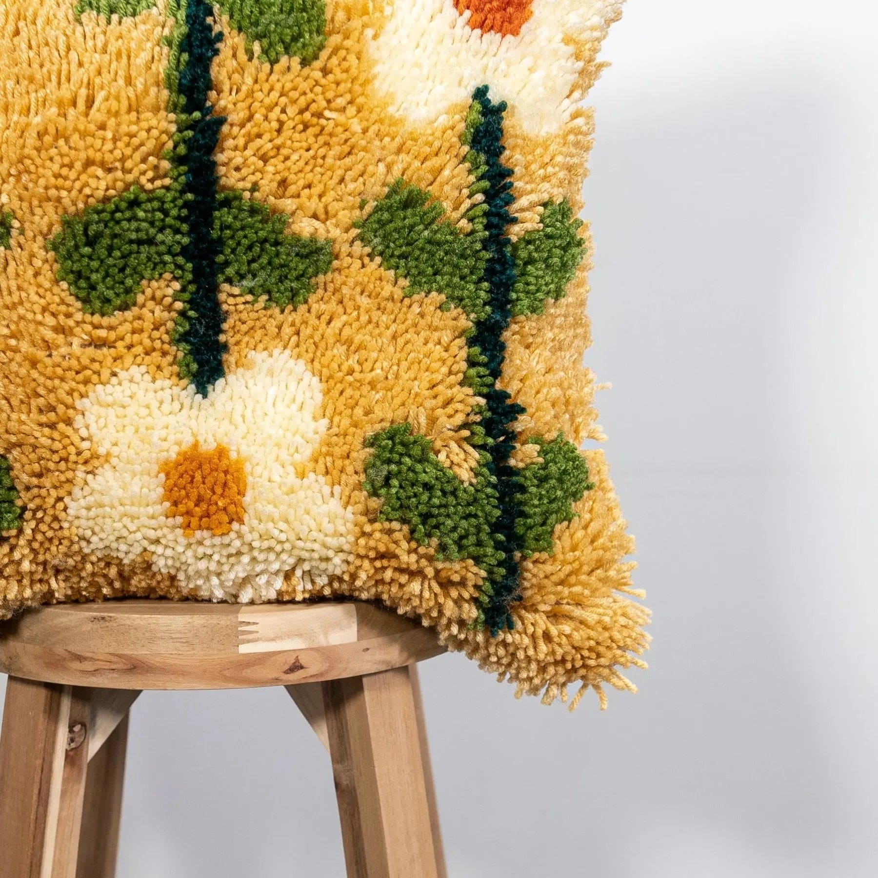 EARTHY PICK OF THE BUNCH - Latch Hook Cushion Kit - Image 15
