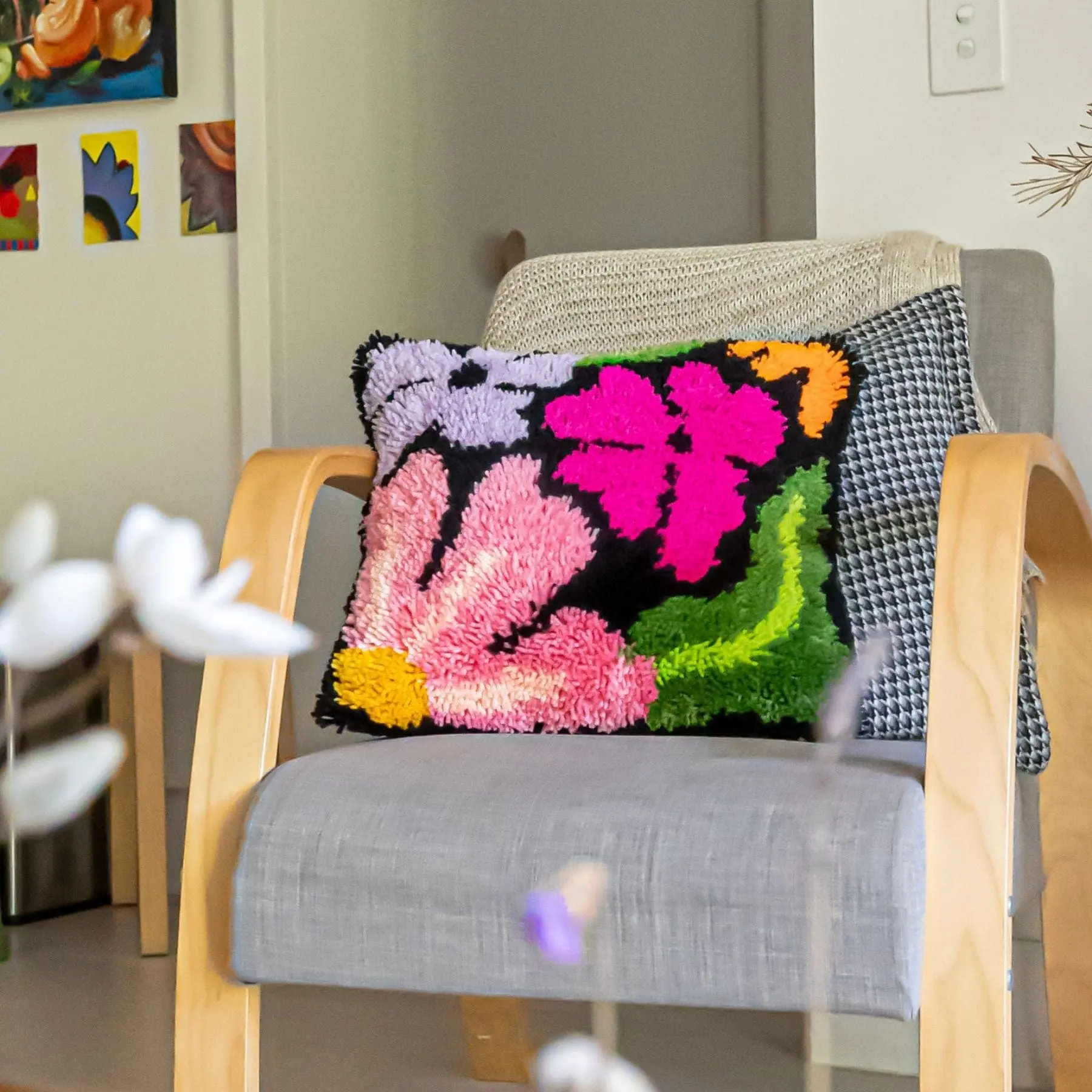 PRETTY PETALS BLACK - Latch Hook Cushion Kit - Image 4