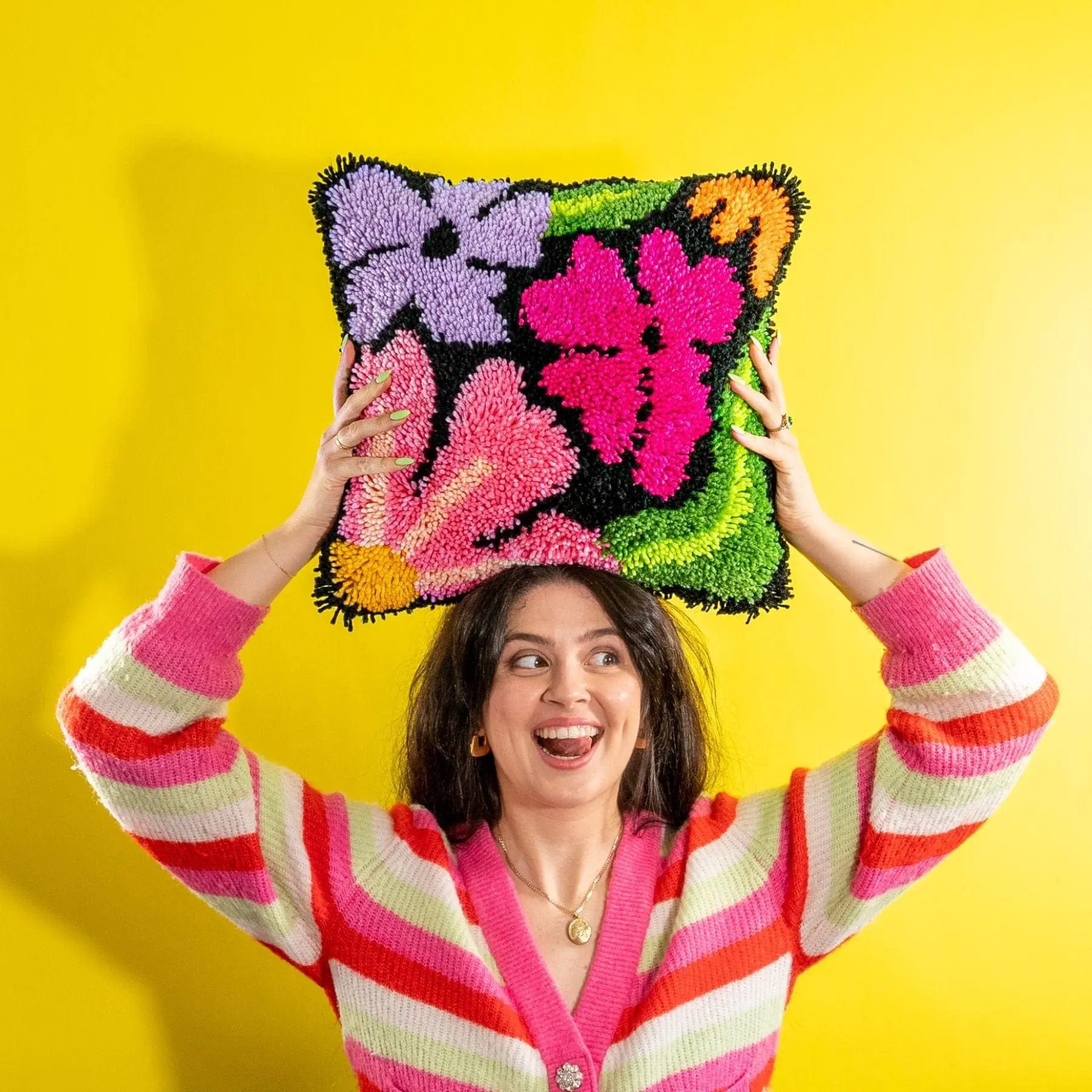 PRETTY PETALS BLACK - Latch Hook Cushion Kit - Image 8