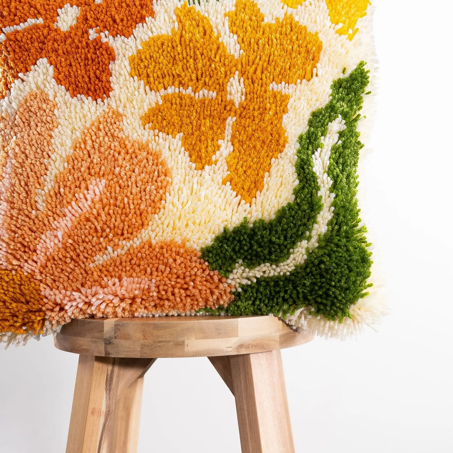 PRETTY PETALS EARTHY - Latch Hook Cushion Kit - Image 5