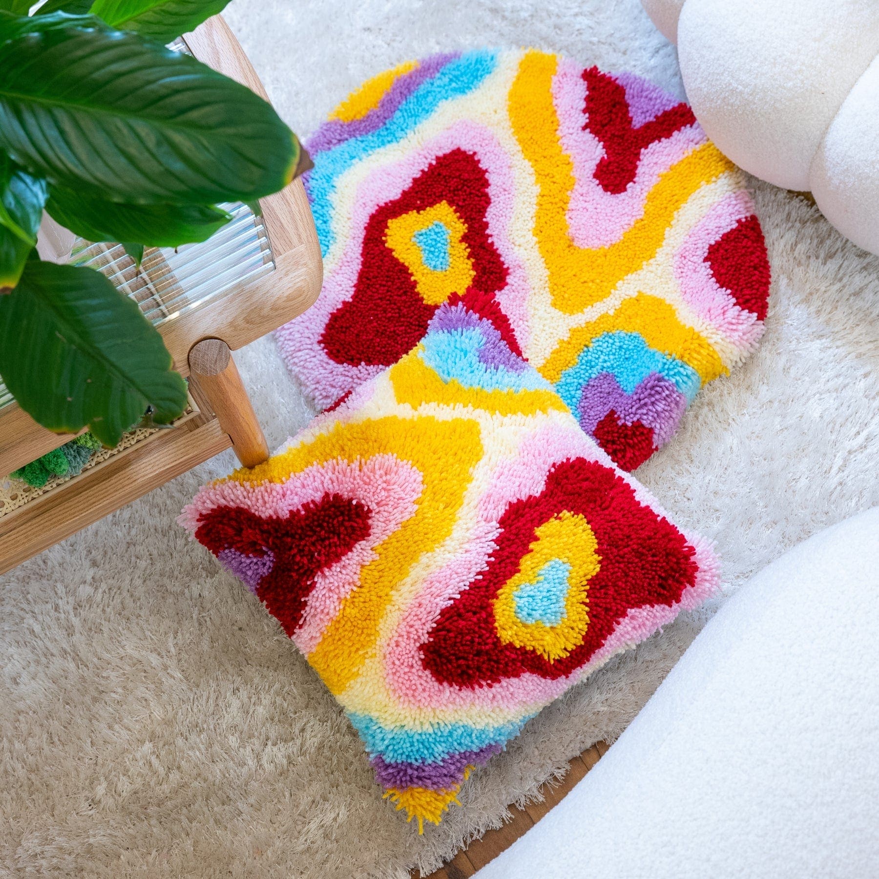 PSYCHEDELIA - Latch Hook Cushion Kit - Image 2