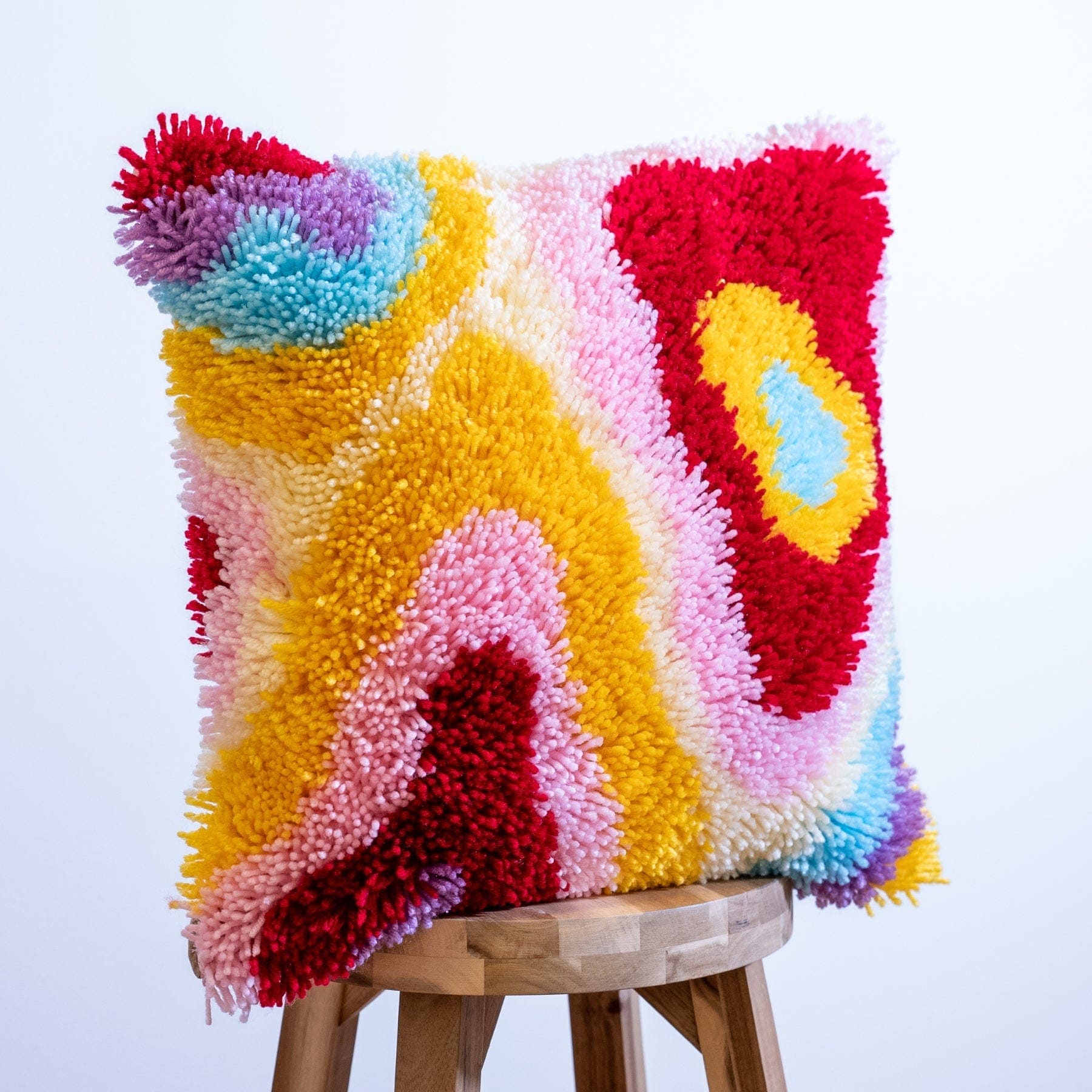 PSYCHEDELIA - Latch Hook Cushion Kit - Image 3