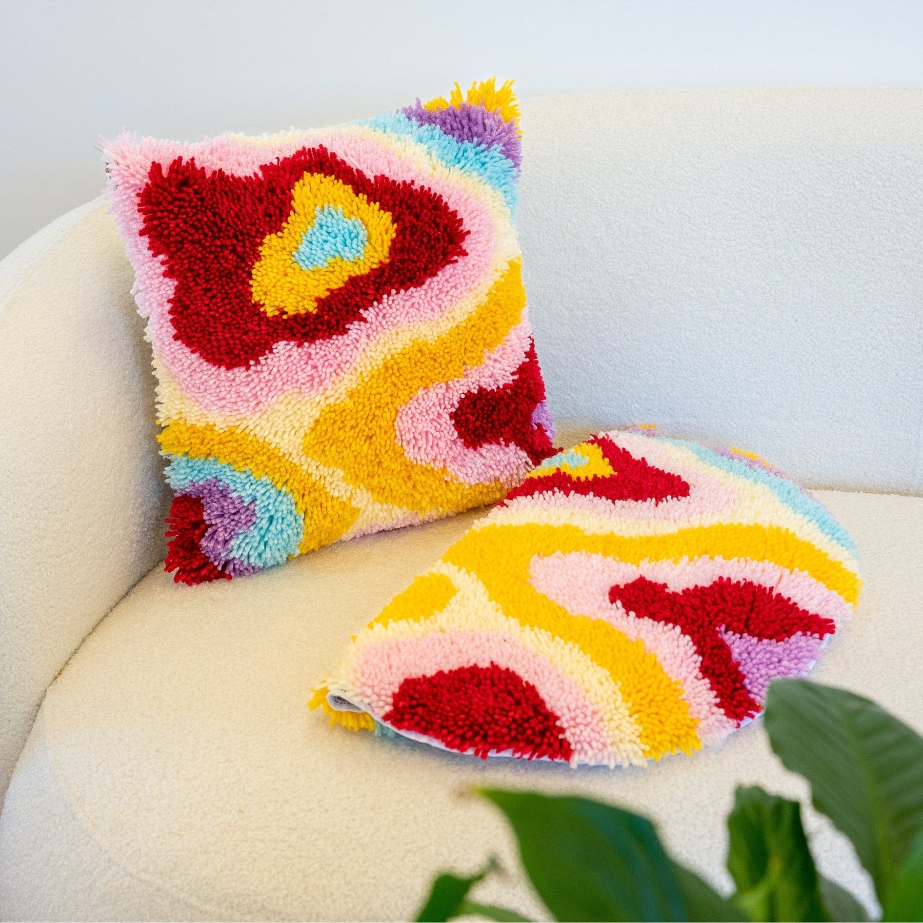 PSYCHEDELIA - Latch Hook Cushion Kit - Image 8